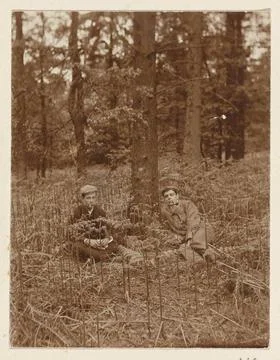 Dolph Kessler met een vriend in het bos bij Gainsborough.Dolph Kessler wit... Stock Photos