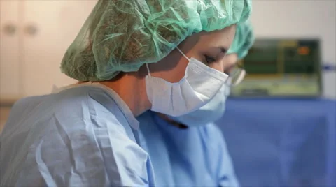 Doly right surgeons to iv bag Stock Footage