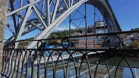 Dom Luis I Bridge - double-deck metal arch bridge that spans the River Douro b 库存影片 154455447