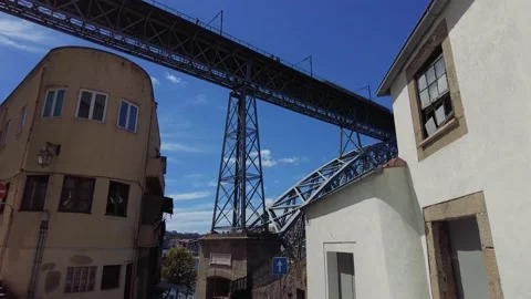 Dom Luis I Bridge - double-deck metal arch bridge that spans the River Douro b 库存影片 154455846