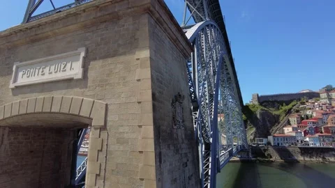 Dom Luis I Bridge - double-deck metal arch bridge that spans the River Douro b Stockbeeldmateriaal 154455886