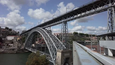 Dom Luis I Bridge - double-deck metal arch bridge that spans the River Douro b 库存影片 154600653