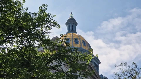 Dome of Colorado State Capitol Building Behind Tree on Sunny Day, Denver USA 스톡 동영상 337971368