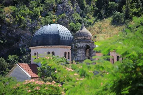 The dome of the monastery in the mountains Stock-Fotos