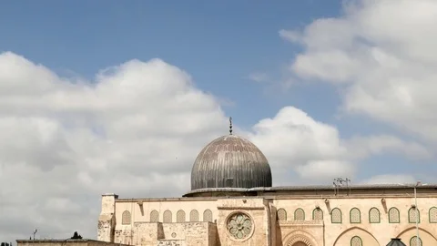 Dome of the Mosque Al Aqsa under the blue cloudy sky. Timelapse. 스톡 동영상 77482058