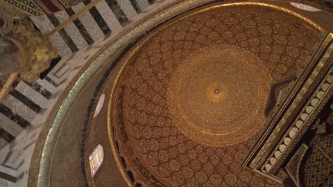 Dome of the Rock's Interior Dome and Muslim Women 動画素材 82595500