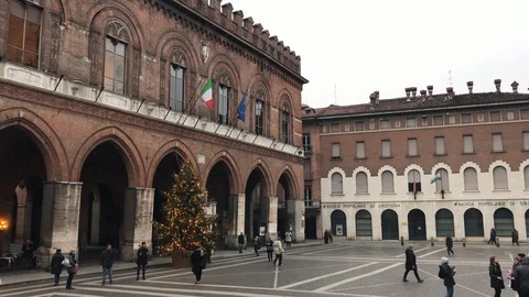 Dome square with a Christmas tree in Cremona, Italy. Stock-Footage 86132912