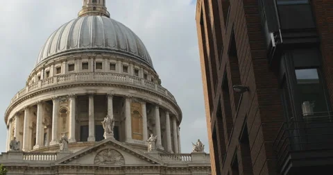 Dome of St Pauls next to modern building 4K Vídeo Stock 40335441