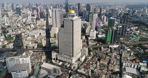 Domed landmark tower above the dense Silom grid Vidéo 71301386