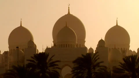 The domes of the beautiful Sheikh Zayed Mosque in Abu Dhabi, United Arab Vídeo Stock 26897398