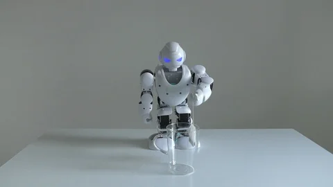 A domestic humanoid robot practicing brewing tea, poor artificial intelligence 動画素材 96589821