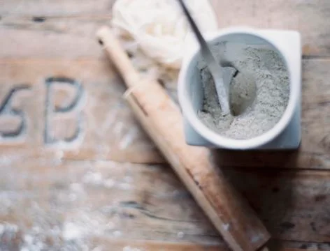 A domestic kitchen. a small group of objects. a rolling pin and jar of flour Foto stock