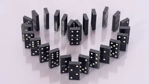 Dominoes in shape of heart falling 動画素材 70210962