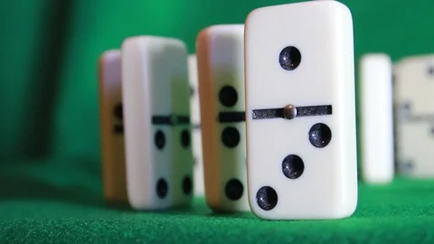 Dominos falling down - Green screen Stock Footage 129623566