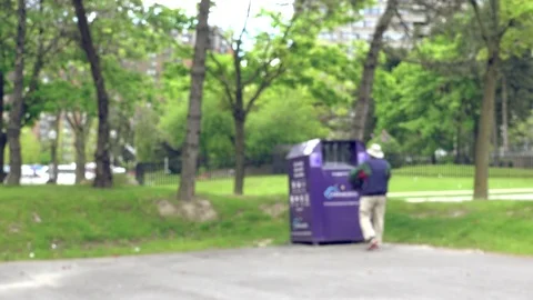 Donating Clothes. Vidéo 75794699