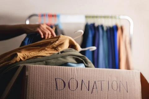 Donation Concept. Preparing Used Old Clothes from Wardrobe Rack into a Dona.. Foto stock