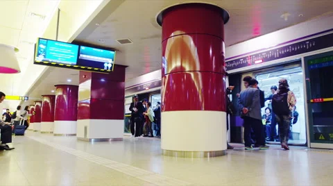 Dongdaemun Subway Station Platform Stock Footage 61630191