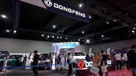 The Dongfeng exhibition booth attracts crowds at the KLIMS. 動画素材 337354873