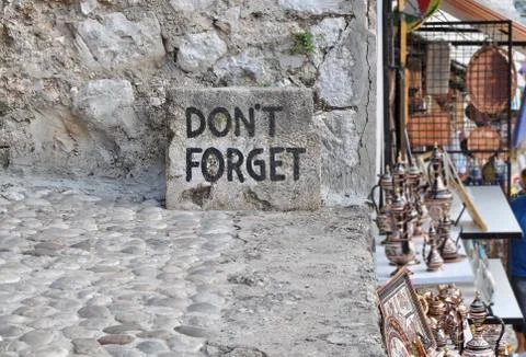 Don't Forget text in Mostar Фото
