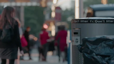 Don't Litter Garbage Bin, NYC, Pedestrians in Background Vidéo 155887494