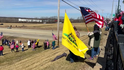 Don't tread on me flag held while waiting for DC Truck Convoy Dayton 4k 스톡 동영상 171311593
