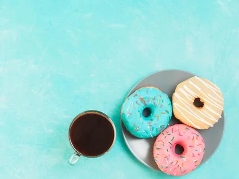 Donuts on blue background , copy space, top view 스톡 사진