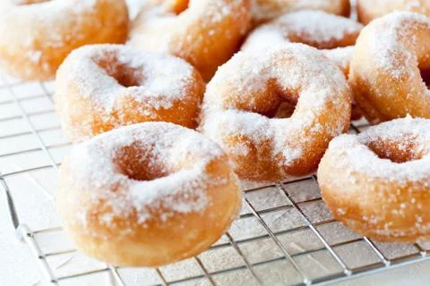 Donuts On A Cooling Tray Foto stock