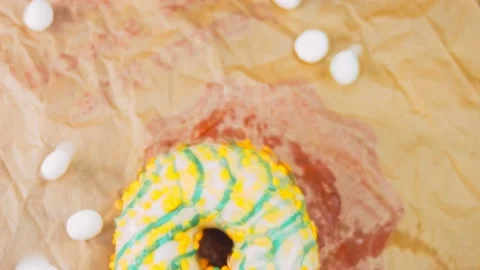 Donuts cu efect de unde radio. Yellow donuts decorated with blue icing. Donuts Stock Footage