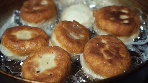 Donuts grilling on a gas cooker Vídeo Stock 70558499