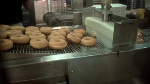 Donuts on machine in factory Video stock 278781301