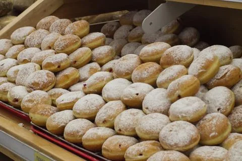 Donuts on shelf in store Foto stock