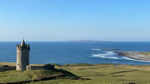 Doonagore Castle Timelapse With Views Of Aran Islands 스톡 동영상 142925647