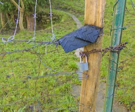 A door being locked with a padlock. Foto stock
