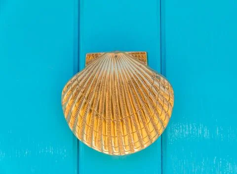 Door with brass knocker in the shape of a shell,  beautiful entrance to the h Stockfoto's