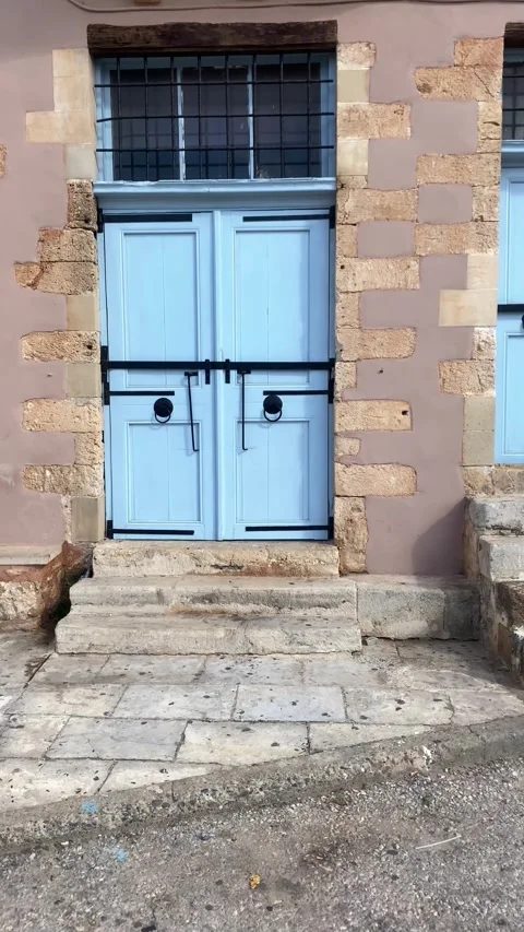 Door in the building. Vertical video Video stock 286724077