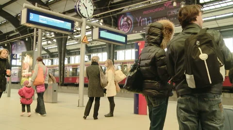 Door closes in the train Video stock 1079625