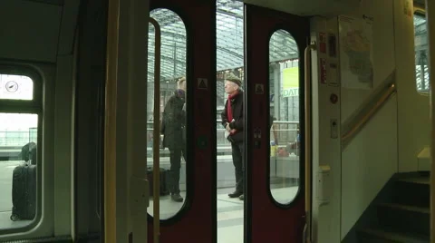 Door closes in the train Video stock 1079731