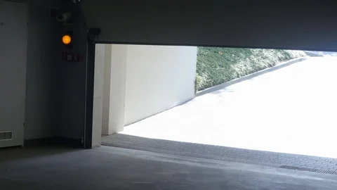 The door to the garage hall closes automatically Vídeo Stock 91280385