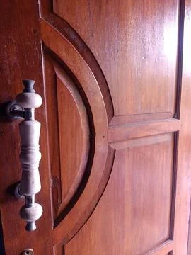A door handle and lock embedded in the brown door Foto stock
