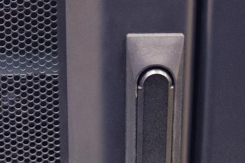 The door handle of the server cabinet with computer equipment Foto stock