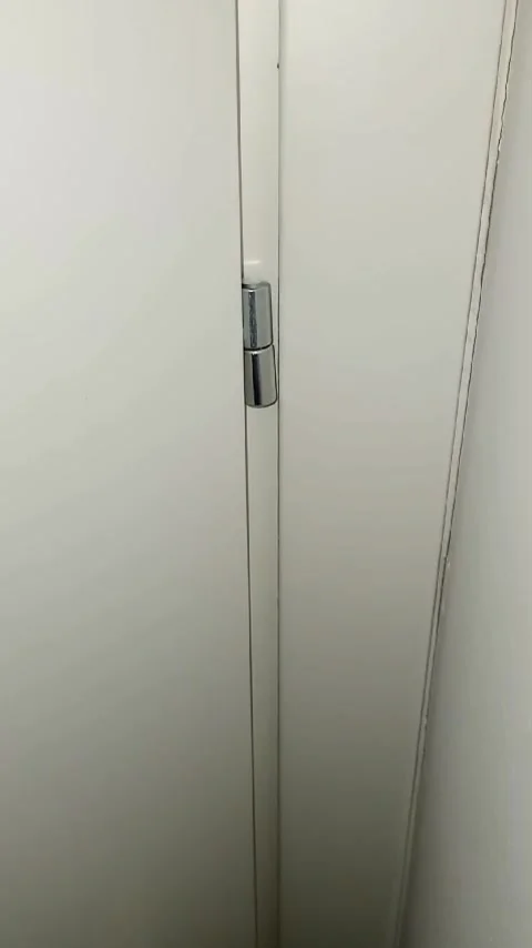 Door hinge with faulty movement Stockbeeldmateriaal 339070940