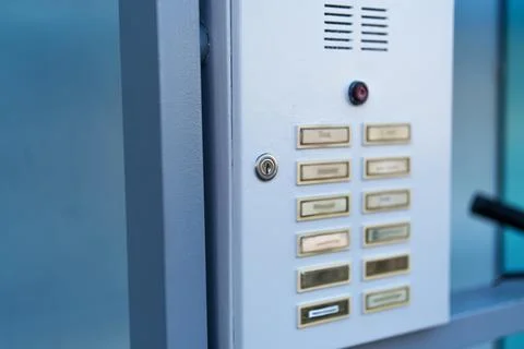 Door intercom system with multiple buttons for apartment entry in a modern .. 스톡 사진
