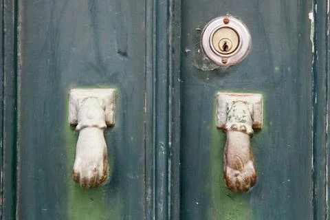 Door knob Old door knobs on wooden door. Copyright: xZoonar.com/homydesign... Fotos de archivo