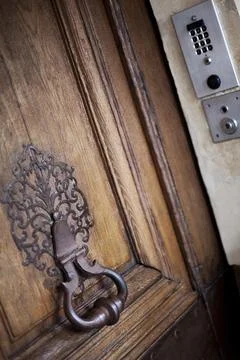 Door knocker vs digital code Stock-Fotos