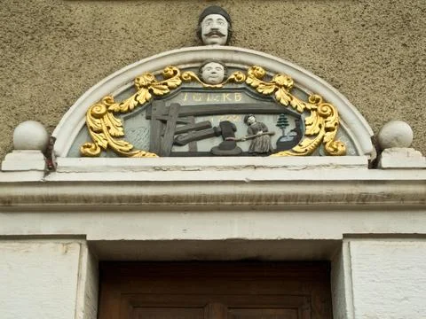 Door lintel with knocking machine of iron ore processing neighbouring house of 스톡 사진
