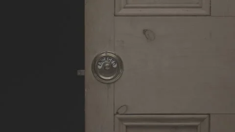 Door lock switching from vacant to engaged Video stock 163949906