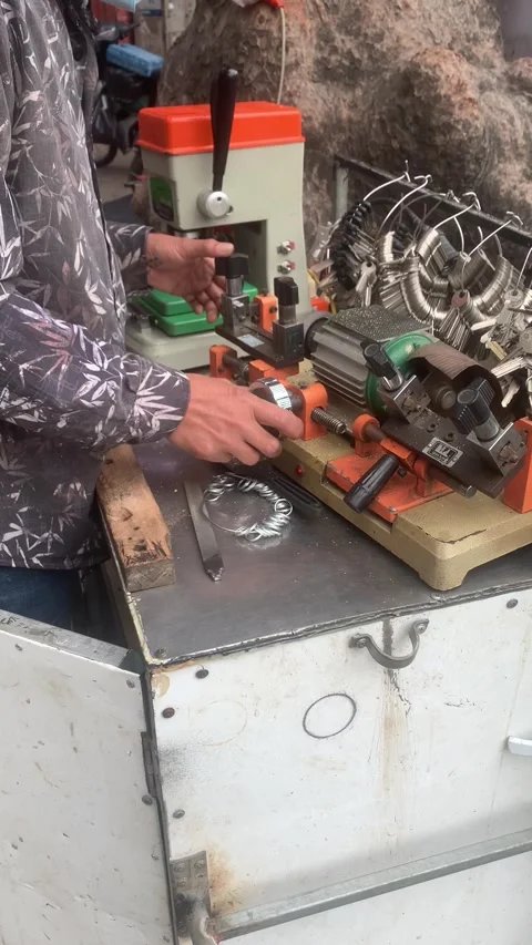 A door locksmith Video stock 237072691