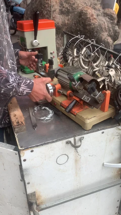 A door locksmith Video stock 237072698
