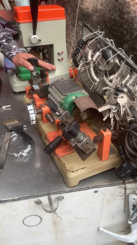 A door locksmith Video stock 237072699