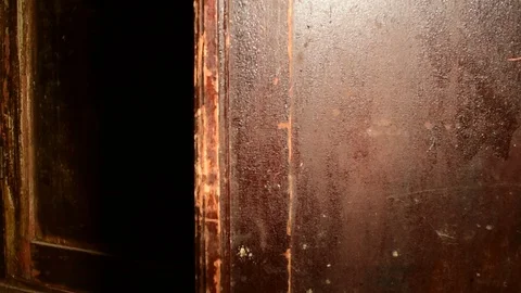 Door of the old cupboard closes Vidéo 120602357